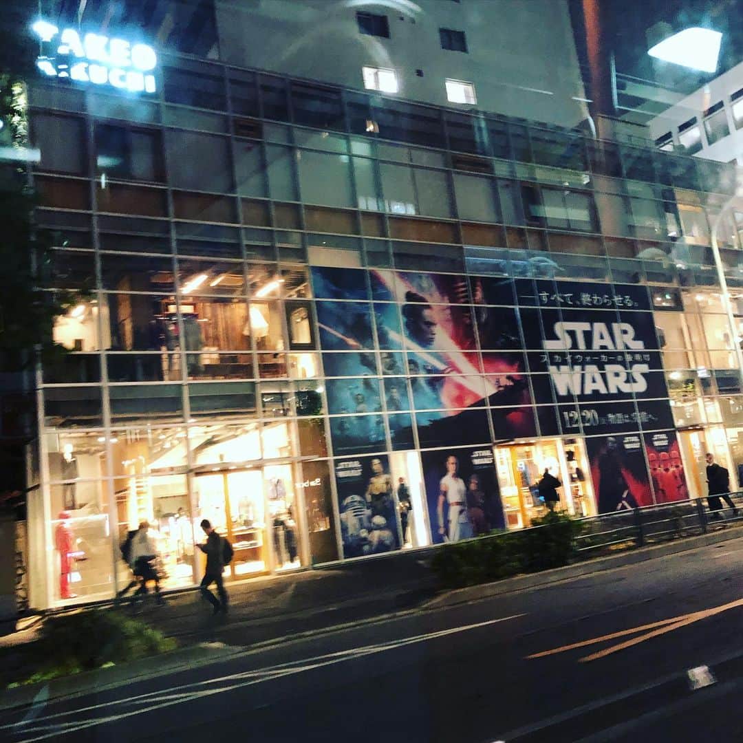 のインスタグラム：「楽しみだなぁ〜私の想像力の不足さで、普段あまりSFは観ないのですが、これだけは楽しみにして♡ TAKEOKIKUCHI本店前通過。 #av #風俗嬢 #熟女 #41歳 #渋谷 #原宿 #明治通り #takeokikuchi #本店 #スターウォーズ」