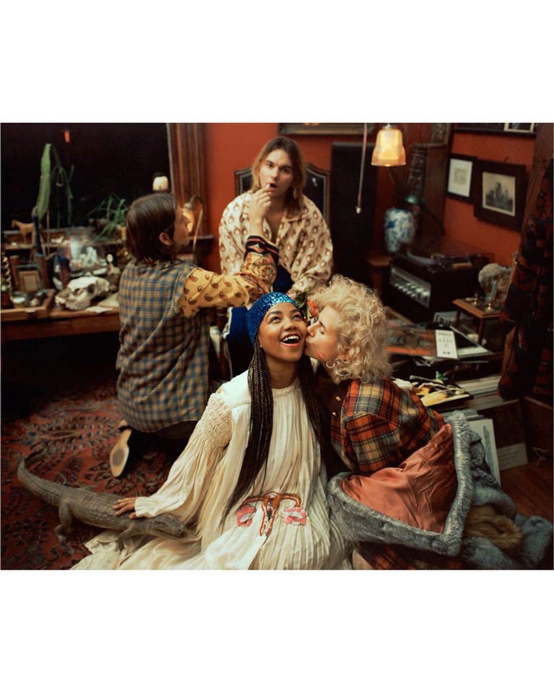 Vogue Italiaさんのインスタグラム写真 - (Vogue ItaliaInstagram)「@Gucci Cruise 2020 collection seen through the eyes of artist @PeytonFulford and her chosen family, in an ode to connectedness, friendship and the power of vibrant colors. See more via link in bio. Full credits: Art direction @AlessiaGlaviano Lighting assistants @rosslandenberger @birokante Hair and MakeUp @gallerypeace  Text by @ChiaraNonino」12月20日 0時04分 - vogueitalia