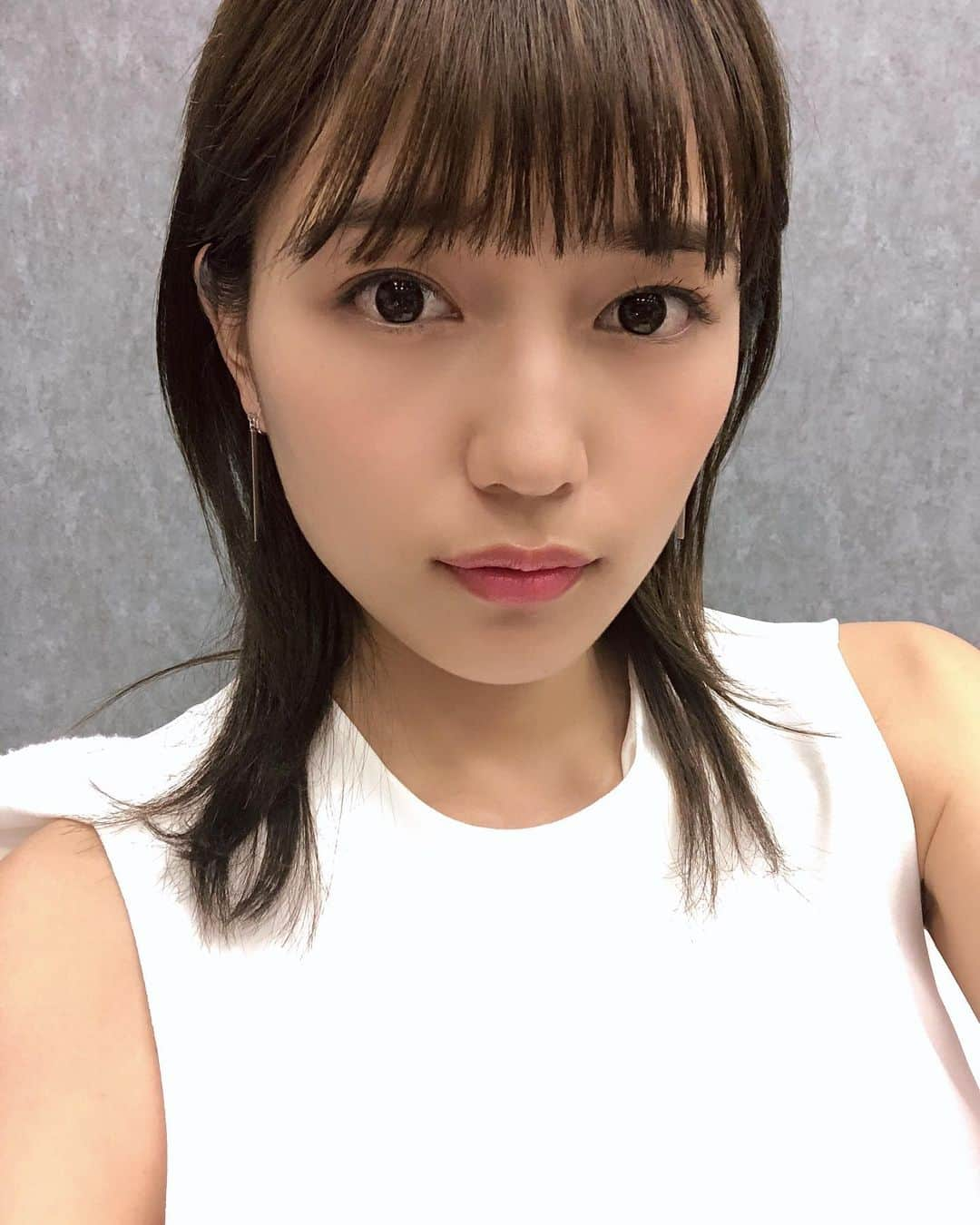 川口春奈さんのインスタグラム写真 - (川口春奈Instagram)「ご無沙汰しております。寒くなってきましたが皆様お元気してますか。 昨日は教場の舞台挨拶をさせていただきました！お忙しい中お集まりいただきありがとうございました。 私も昨日初めて前編を映画館の大きなスクリーンで贅沢に観させていただきました。とても重厚感のある作品に仕上がっており2時間があっという間でした。 教場の撮影は今年の夏に撮っていましたが本当にきつく、苦しく、身も心も削られていました(笑) なのでこうして完成して観てもらえて オンエアが近づいているのが嬉しく感謝の気持ちでいっぱいです。 教場という作品に携われたこと 木村さんはじめキャスト、スタッフ、関係者の皆様に本当に感謝の気持ちでいっぱいです。 2020年1/4と1/5 二夜連続是非ご覧ください☺︎ あっという間に年越しですが、、 どうかお身体に気をつけてください！ なかなかインスタ更新できずにすみません、、そして長文になりすみません。 では、また。おやすみなさい☺︎」12月20日 0時09分 - haruna_kawaguchi_official