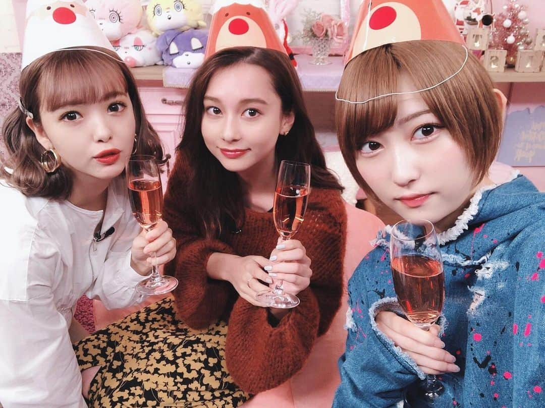 丹羽仁希さんのインスタグラム写真 - (丹羽仁希Instagram)「仲良し3人で❤︎ 「ミレニアガール」この後26:10～27:10放送です！」12月20日 0時19分 - __niki22