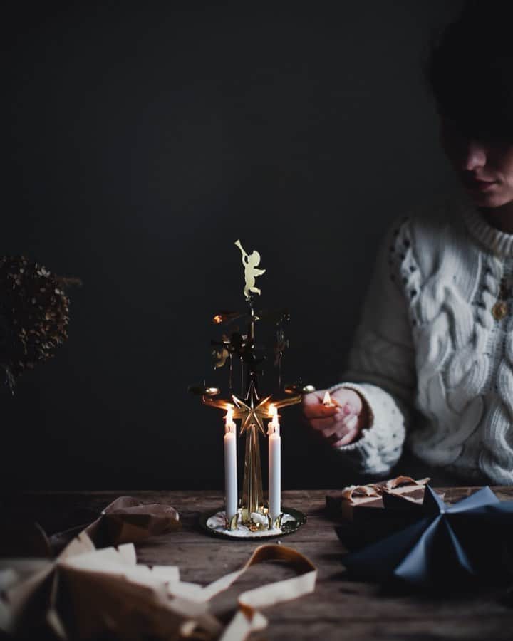 Linda Lomelinoのインスタグラム：「Childhood memories ✨ Are angel chimes a thing where you’re from, or are they just a Swedish thing? #cinemagraph #angelchimes」
