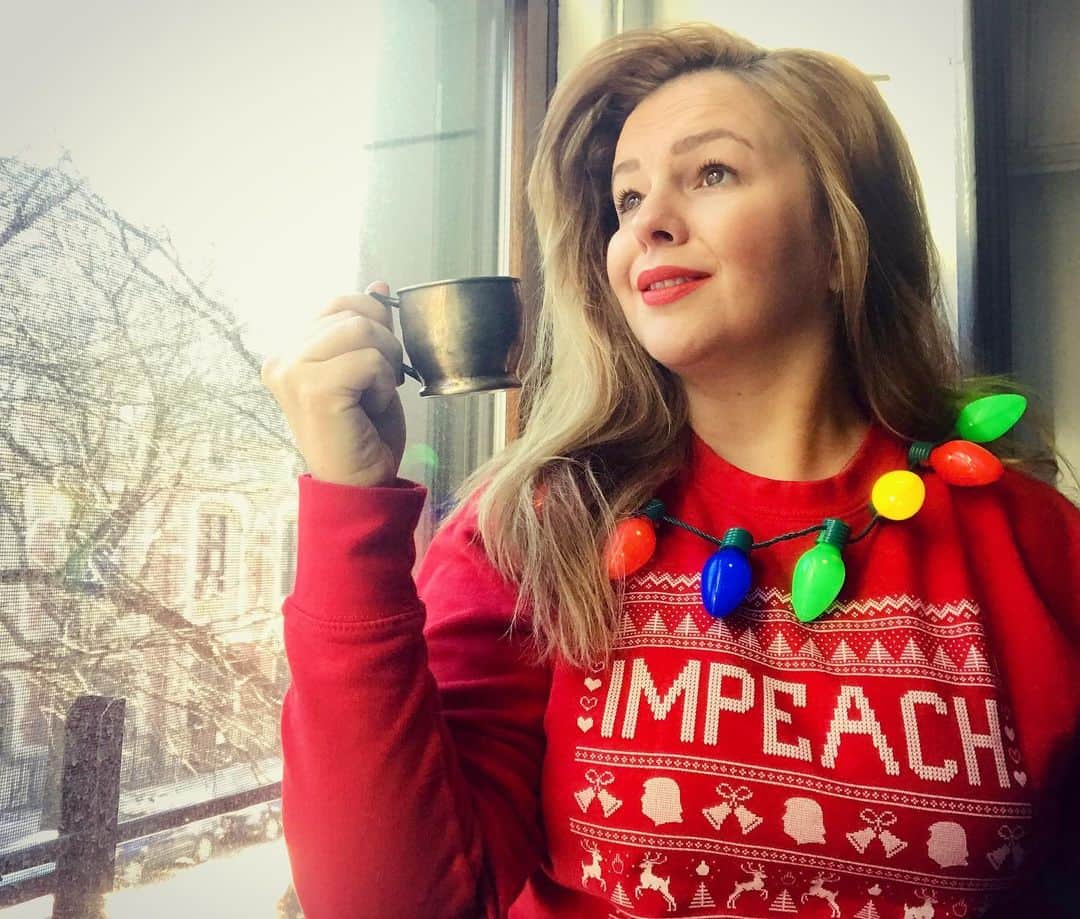 アンバー・タンブリンさんのインスタグラム写真 - (アンバー・タンブリンInstagram)「Happy Holidays! From my sweater to yours. 🇺🇸❄️💋」12月20日 0時19分 - amberrosetamblyn