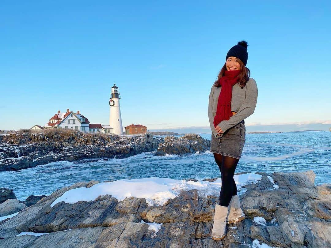 北村彩乃のインスタグラム：「📍Portland head lighthouse on the Atlantic coast. Built and lit in 1971, It is the oldest lighthouse in Maine🌊 . メイン州で1番古い灯台に行ってきた💡 スーパー寒くて凍え死ぬかと思ったけど、綺麗やった〜🥺💕 . . #portland #maine #portlandlighthouse #portlandheadlight #holidayspirit #instatravel #instafashion #travelgram #ポートランド #メイン州 #ポートランドヘッドライトハウス #旅行好きな人と繋がりたい #タビジョ #タビジョと繋がりたい #アメリカ生活 #アメリカツアー #灯台 #アメリカ旅行  #美しい景色」