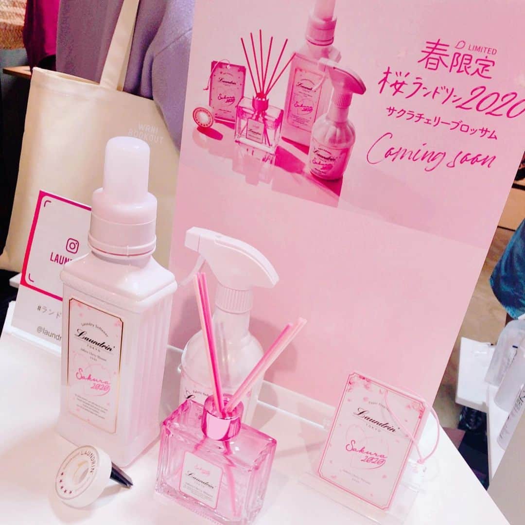 のインスタグラム：「ifca( @ifca_showroom )さんの展示会に先日お邪魔してきました♥. まひるの愛用してるLaundrinの新作春限定「桜ランドリン」があって超感動🥺💓. 桜の香りがキツすぎなくて、フワッと香る女の子にピッタリの匂いだった🌸. ランドリンの今はホワイトを使ってます、洗剤も出ているらしくてルームフレグランスもランドリンだから、全部揃えたい所存。、 . . ぴーはると一緒に行ったんだけど、遠目から見てもぴーはるの事は見つけやすかったな🤣. いつ会っても久しぶりな感じがしないのが最高にいい•̥ ̫ •̥. アイドル辞めてもアイドル仲間が仲良くしてくれるから、凄く縁を感じます😷. . . #laundrin #ランドリン #ifca #exhibition #ルームフレグランス #洗剤 #柔軟剤 #匂いがいい女子は最高 #匂いフェチです #匂いフェチ #はるぴー #ナナランド #ライブ前にありがと」