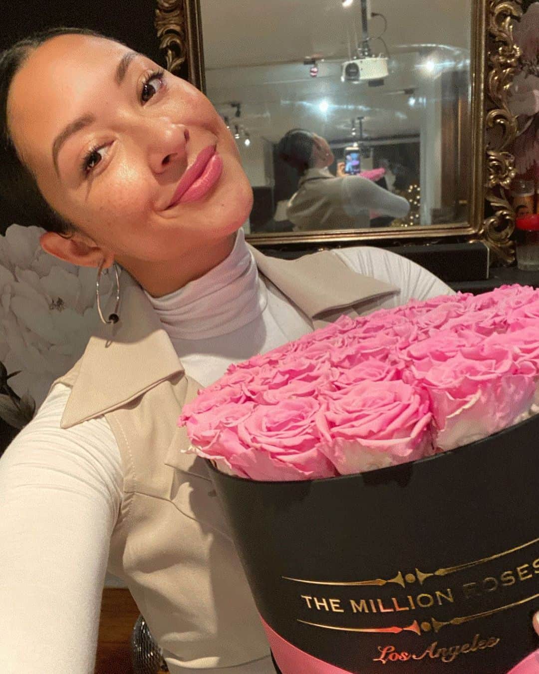 ジョーディン・テイラーのインスタグラム：「Beyond excited to receive these gorgeous roses from @the.million.roses.us . These beauties last forever... I can prove it. Swipe for a glimpse into the far future!」