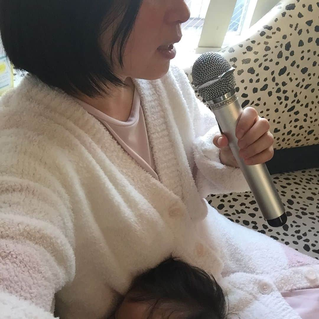 鈴木夏未さんのインスタグラム写真 - (鈴木夏未Instagram)「先日友人とW子連れで浅草へ ・ ・ 友人の息子くん2歳 うちの息子は6歳幼稚園年長組さん ・ ・ かわいくて外出が大変な時期なので 浅草&田原町駅の近くでランチをと ・ 子連れウエルカムの パンダカフェへ初めて行きました♪ ・ おもちゃありまーす！遊べます〜♪ 非常に非常に助かりました！ ・ ・ パンダカフェのあとは カラ館でカラオケです ・ 友人の歌う曲が息子も歌えたりして 一緒に歌い出すときかわいかったなー ・ ・ 友人の息子くんが 私の膝枕で寝てたよー ・ 子どもたち、かわいすぎた♡また遊ぼ ・ ・ #浅草  #田原町カフェ  #パンダカフェ #こどものいる暮らし  #カラ館  #カラオケ  #子連れランチ」12月20日 0時22分 - natyumisuzuki