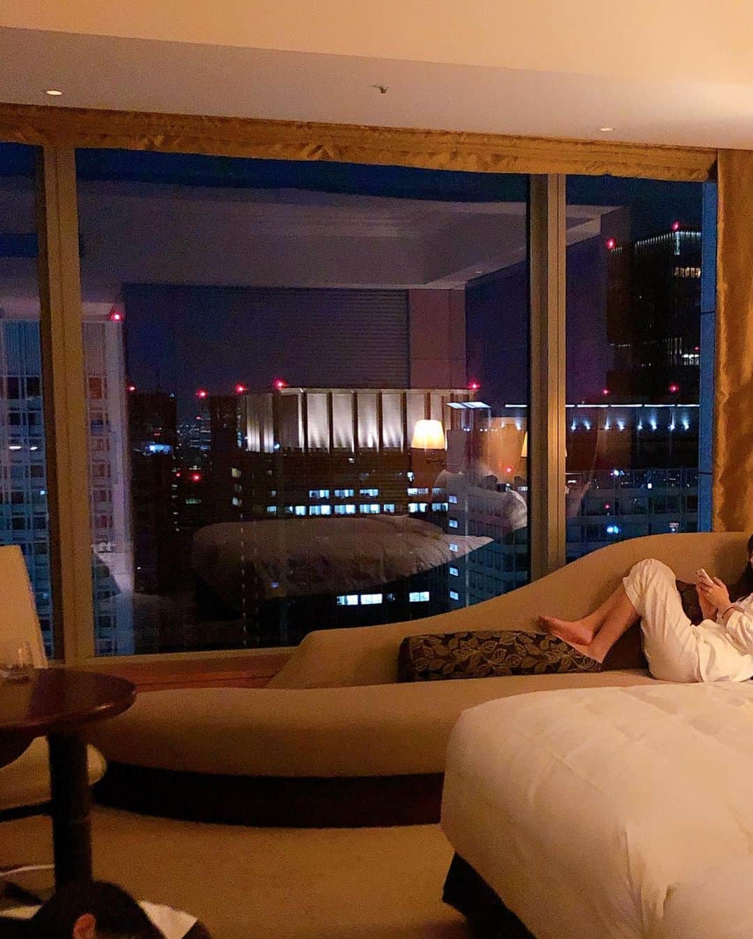 土屋香織さんのインスタグラム写真 - (土屋香織Instagram)「𖠰. Weekend stay at Shangrila. Amazing Tokyo night view from our room 🌃 . お部屋がね もー素敵すぎた♡♡♡ . 仕事上がって 娘たち連れてシャングリラにお泊り⸜(๑⃙⃘'ᵕ'๑⃙⃘)⸝⋆︎* 来年もまた色々な経験させてあげられるように ママ一生懸命働くね❣️ . バスローブ着たテディベアが可愛い🧸💕 シャングリラのアメニティは ロクシタンなんですね🛀 . . . #retrip_tokyo #retrip_東京 #tokyocameraclub #カメラ好きな人と繋がりたい #写真好きな人と繋がりたい #タビジョ #genic_pt #japan_of_insta #jp_gallery #far_eastphotography #ig_japan #4yuuu #4meee #joytb #otonatabi_japan #jtbで旅したい #stayway女子旅 #passionpassport #openmyworld #japan_focus #histrip_japan #大人旅 #far_eastphotography #shangrila #shangrilahotel #shangrilahoteltokyo #tokyo #tokyonightview #夜景 #東京駅」12月20日 0時31分 - kaorintsuchiya