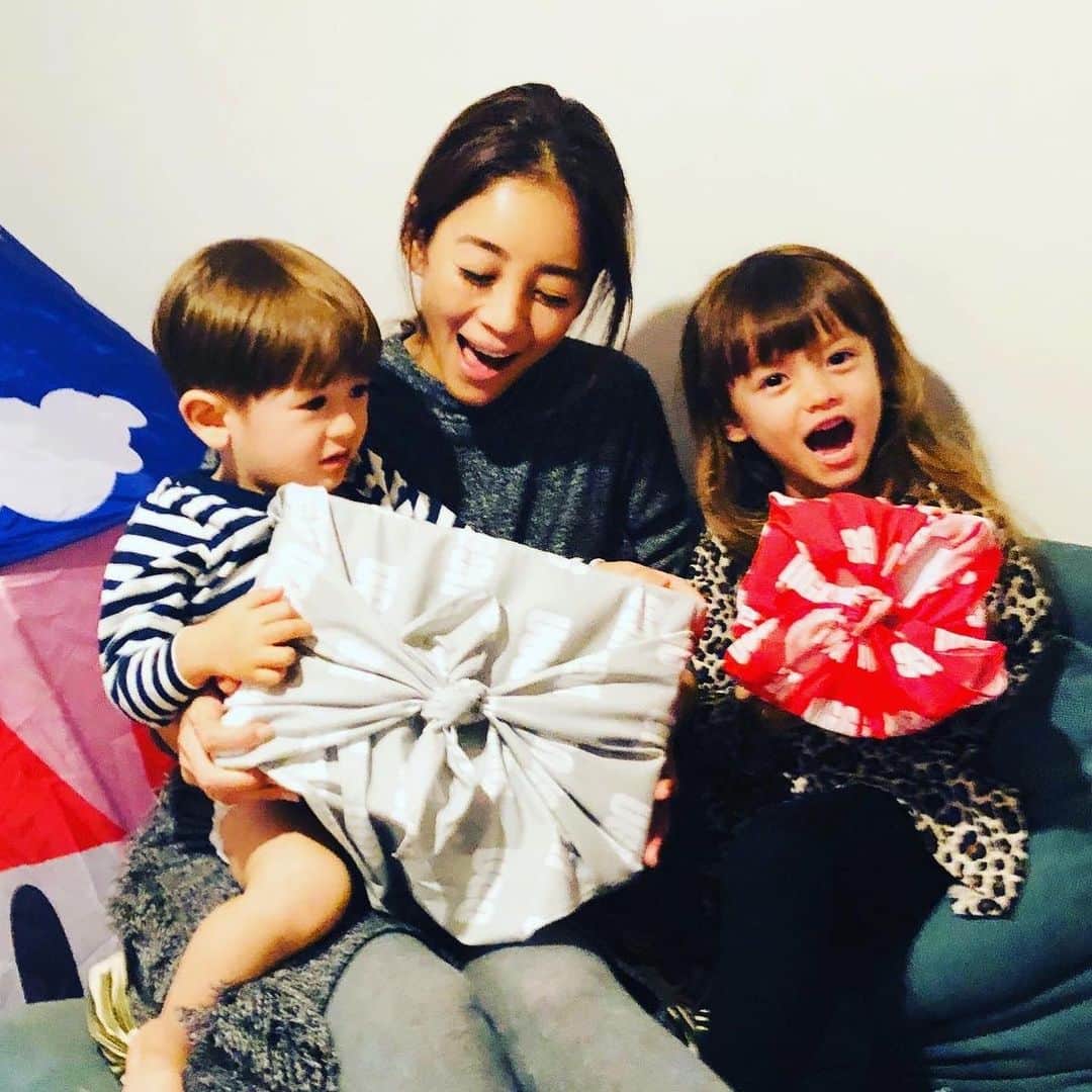 大桑マイミのインスタグラム：「happy holiday 冬の思い出沢山作ろう〜 あったかいイヤーカフ ♪ に包まれて。 ママはあなたが選んでくれたハウスシューズにほっこり。あったかいね♪ Ich liebe dich ❣️ UGG（銀座・大阪・札幌）で対象商品をお買い上げしたら、限定の風呂敷に包んでギフトしてくれるみたいです。　風呂敷もとーっても可愛いの。　嬉しいね。 ♯uggjapan ♯uggギフト」