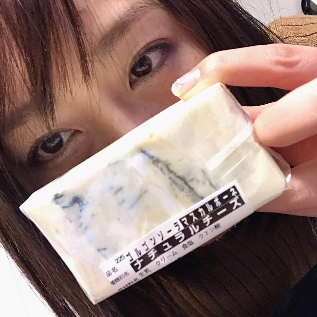 伊藤えみさんのインスタグラム写真 - (伊藤えみInstagram)「はい、チーズ♡パシャ！好きなチーズが増えていく。毎日牛乳飲むしヨーグルトも食べるしプロテインドリンクも好きな私の食生活はタンパク質が溢れてる。  #チーズ #チーズ王国 #苦手なチーズなし #好き嫌いなし  #cheese  #myfavorite  #bluecheese  #creamcheese」12月20日 0時38分 - itoemi1019