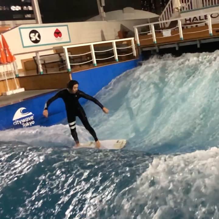 柴田翔平のインスタグラム：「都内でサーフィンしてきた〜🏄‍♂️ しかも仕事の合間にクイックに遊べてめっちゃリフレッシュ出来たー✌️ 去年の行列の収録ぶりにやったんだけどやっぱり楽しい🤣✌️ @haru___jp さんもいつも有難う御座いますー🙏🏽😂 #citywave#citywavetokyo #スポル品川大井町」