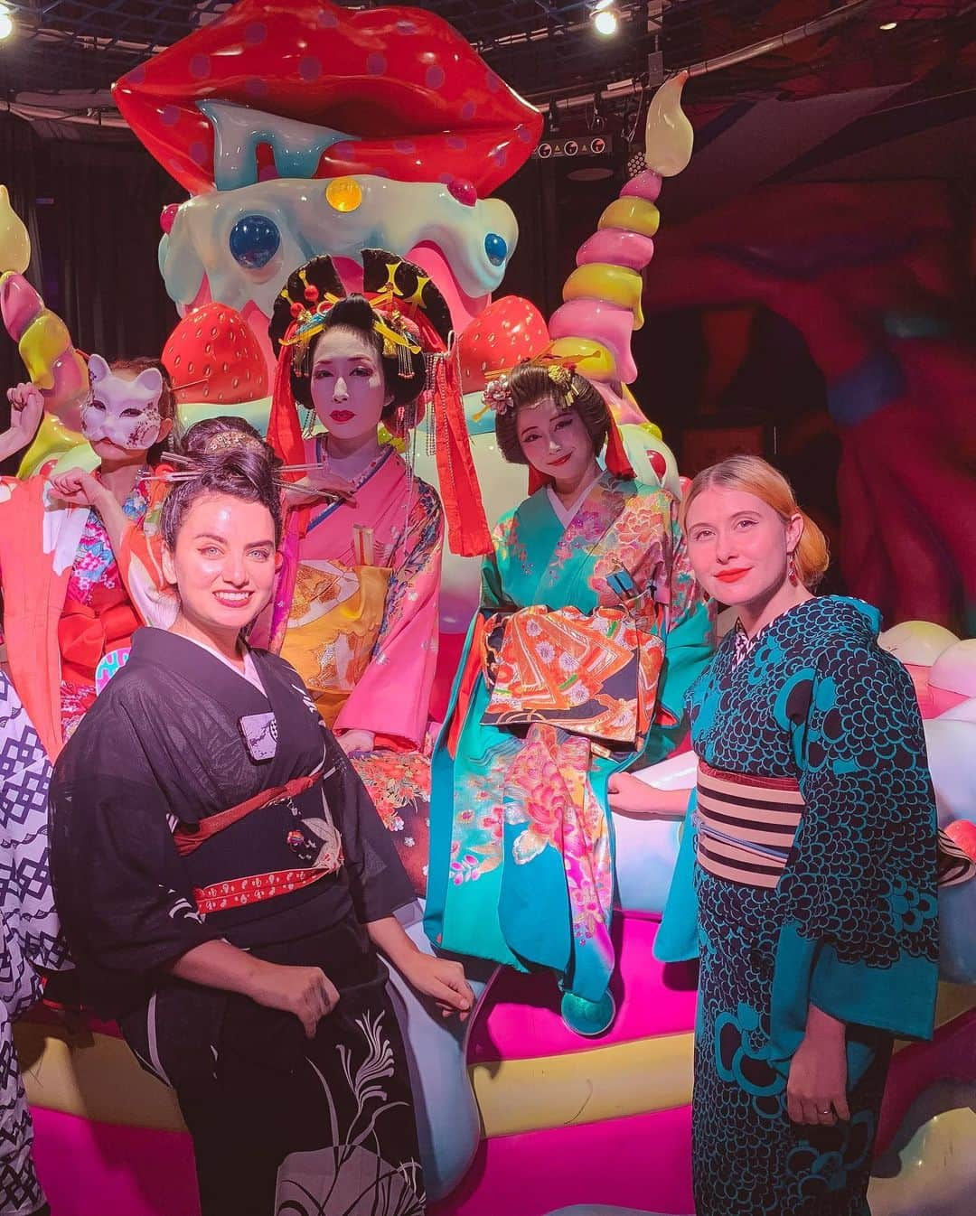 Anji SALZさんのインスタグラム写真 - (Anji SALZInstagram)「Memories from the @kawaiimonstercafe Harajuku and the Oiran Show with my dear friend @tomomitsu13 (every Tuesday) 👘😍 #japantravel #harajuku」12月20日 0時49分 - salztokyo