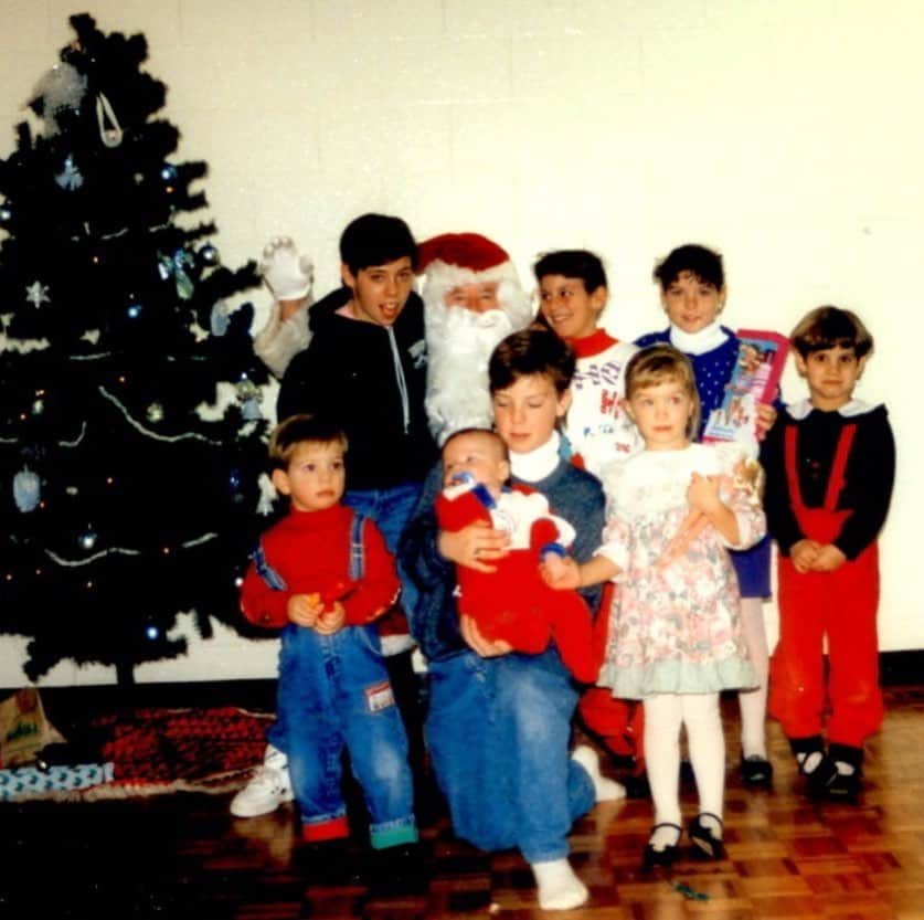 メーガン・デュアメルさんのインスタグラム写真 - (メーガン・デュアメルInstagram)「Visiting Santa with my cousins and uncle sometime in the early 90’s! This #throwbackthursday is a fashion nightmare 🙈 @michael_dewey @duhamel_4 @heatherraili @jonathonduhamel #christmas #tbt #santa #family」12月20日 0時49分 - meaganduhamel