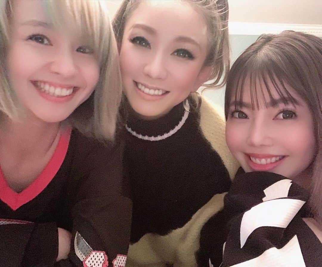 のインスタグラム：「･ パンちゃんの誕生日なのに 主役そっちのけで 写真撮影に夢中な嫁でごめんなさい😂😂😂 ･ nosukeに隠し撮りされていた 声あり動画は @kodakumi_official さんの ストーリーズで🧚‍♀️ ･ ･ なんか年末感が漂っていて とても楽しかったです🎍 ･ ･ #selfie#me #friends#family」