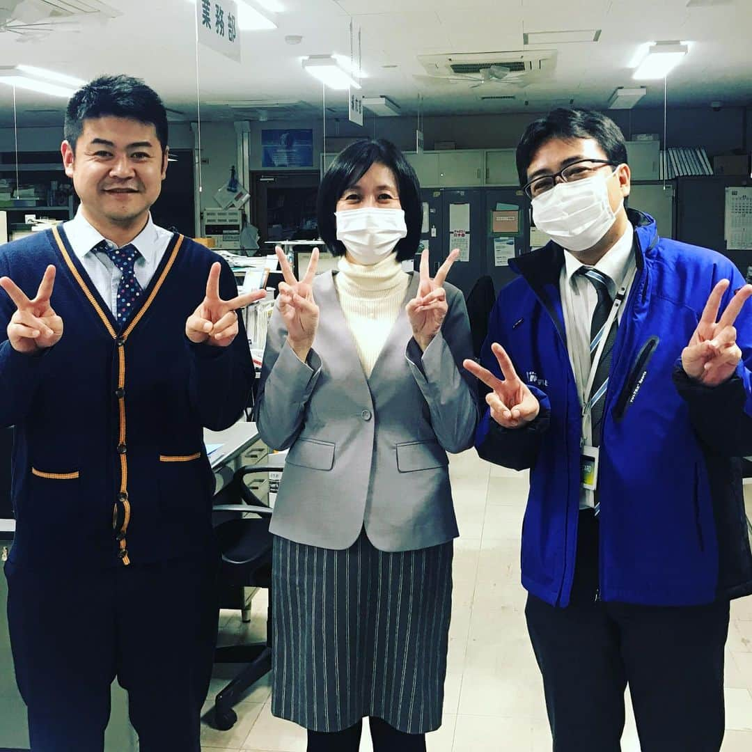 三隅有里子さんのインスタグラム写真 - (三隅有里子Instagram)「* 先日最終回を迎えた某ドラマに触発されたわけではありませんが、同期入社3人で写真を撮ってみた☺️ たまたま人の少ない時間帯まで、仕事をしていた3人。そんな機会もめったにないから、急に思いたって撮影しました（笑） まさに「私には夢があります！」って感じで入社した14年前。6人いた同期は今、3人になりました。叶えたい夢があったからというのはもちろんだけど、いつでも味方でいてくれる仲間がいたから、今日までこの会社で踏ん張ってこれたと思う。いつもありがとうです✨ 「10年後に記念になるから撮ろうよ」と言って撮ったこの写真。10年後にはどんな思いでこの写真を眺めるのだろう。また3人並んで撮れるといいな☺️ #同期のサクラ #はい同期 #私には夢があります  #同期 #仲間 #いつもありがとう #thankyou #感謝しかない #長男 #次男 #長女 って感じ #写真 #記念写真 #photo #しんみりしちゃったけど #誰も辞めません #これからもよろしくです #群馬 #gunma  #群馬テレビ #群テレ #gtv #アナウンサー  #局アナ #局アナの仕事 #地方局で働くということ」12月20日 0時52分 - misumi_gtv