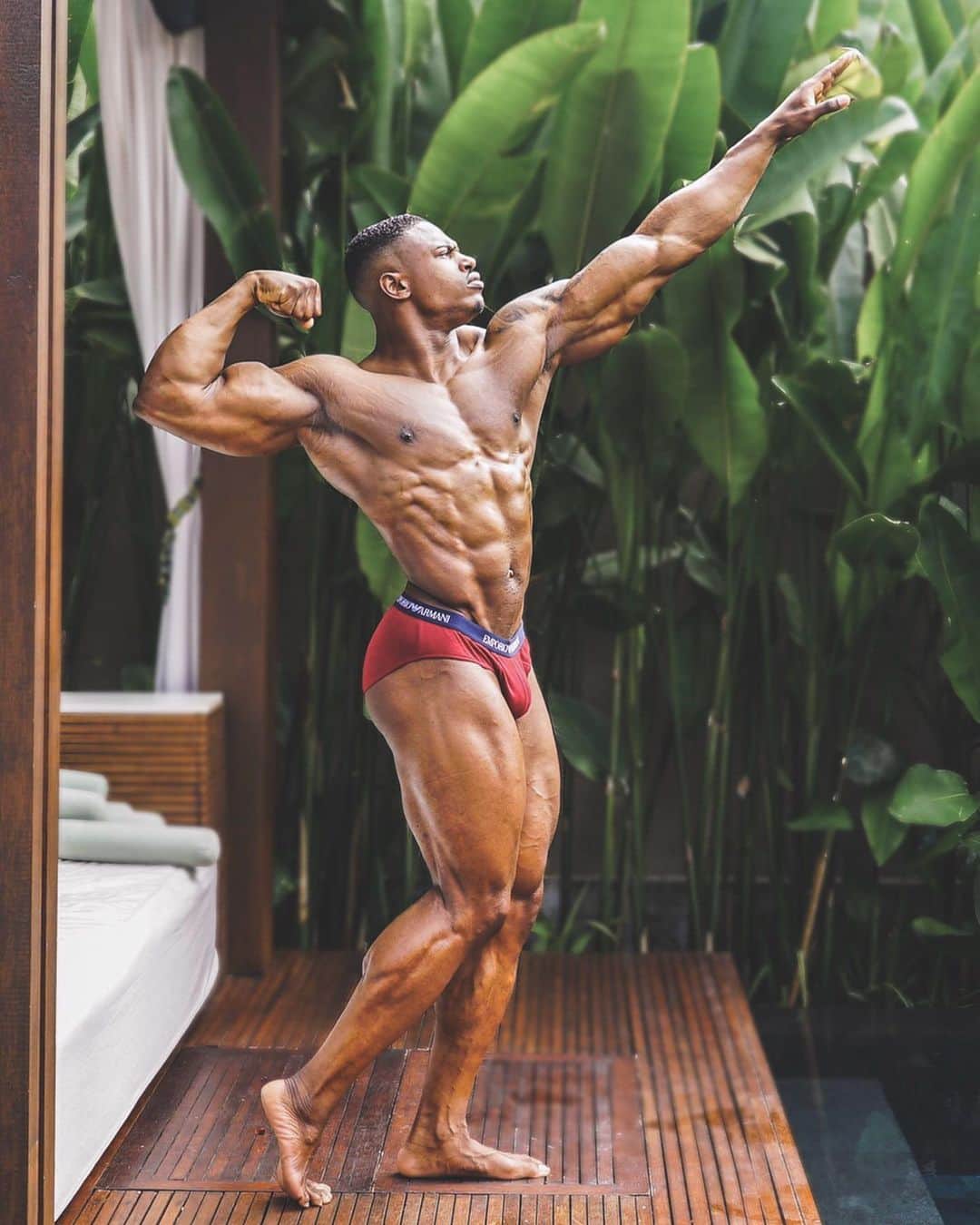Simeon Pandaさんのインスタグラム写真 - (Simeon PandaInstagram)「A balanced physique won’t just happen without planning, there needs to be structure in your routine that targets every muscle group effectively. ⁣ ⁣ At some points some muscle groups may need more attention, your training program will need to facilitate that. ⁣ ⁣ My number 1 tip for improving the progress of your physique, is learning your anatomy, becoming well versed in which exercises target each head of every muscle you train. ⁣ ⁣ This will help you to restructure your routines to ensure every muscle is efficiently trained.⁣ ⁣ 📲 I want to help you train, you can download my training programs to guide you at simeonpanda.com ⁣ ⁣ 🌱 Follow @innosupps ⚡️ for the supplements I use👌🏾」12月20日 1時01分 - simeonpanda
