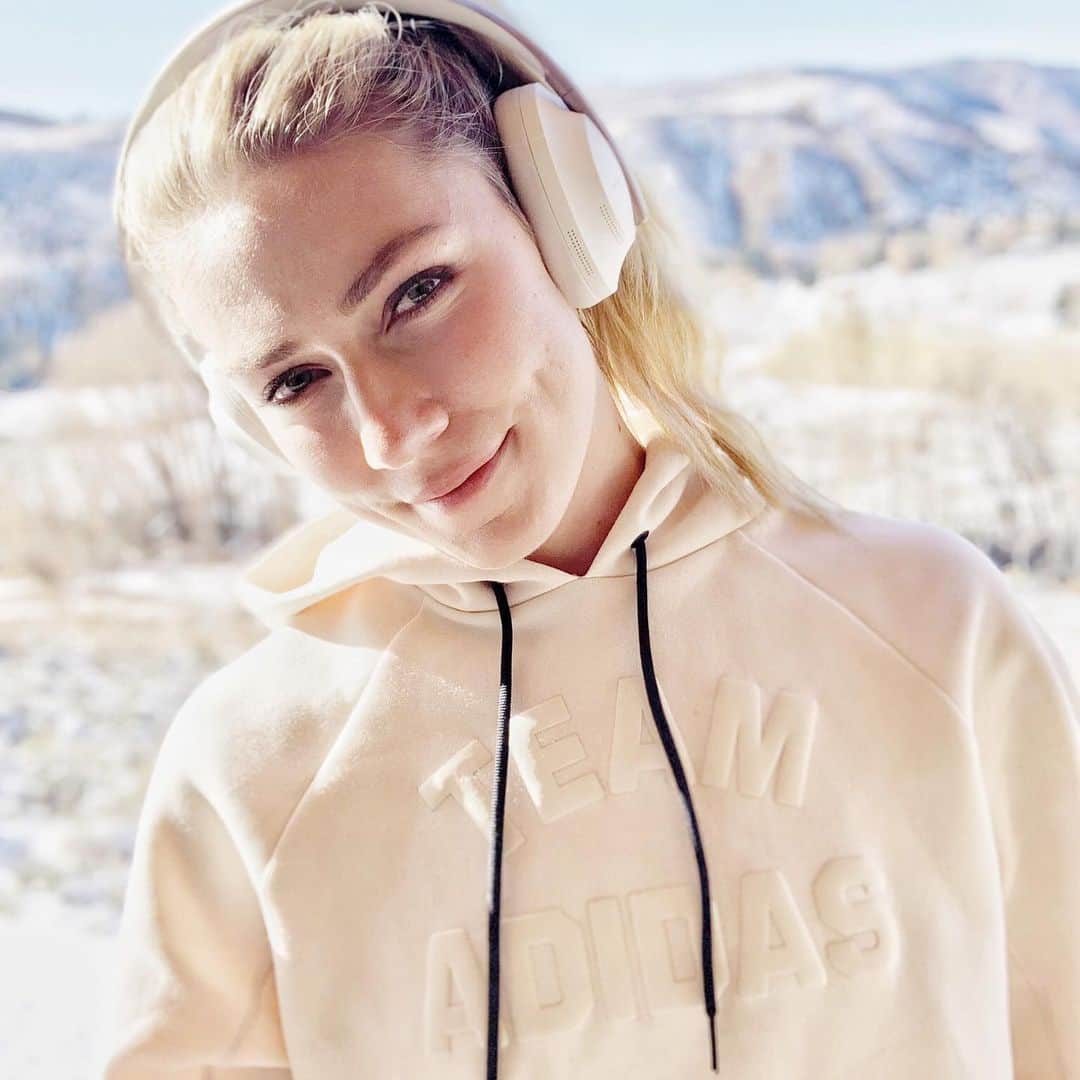 ミカエラ・シフリンのインスタグラム：「Grabbing my @bose Headphones 700 and playing Celine Dion Christmas on repeat until further notice. 🎶🎅🏻🎄🎁 How about you? Comment below with your favorite holiday song ⤵️‼️ #TeamBose #BoseHeadphones」