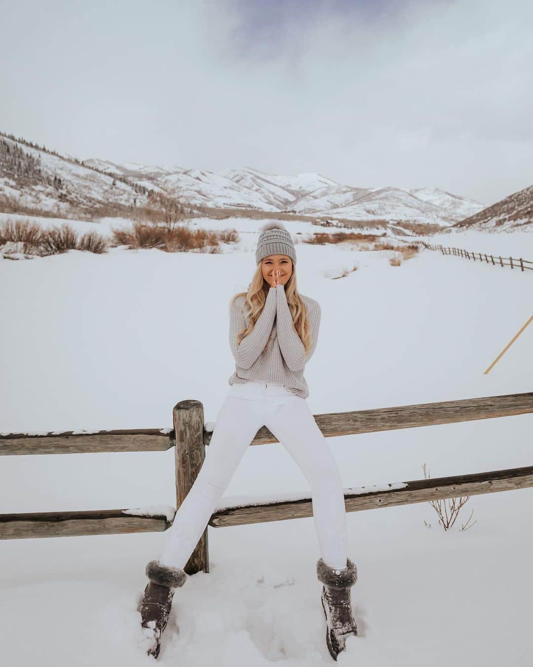 サシャ・カリスのインスタグラム：「This Christmas season… I wish for families and loved ones to be together. For receiving and giving love. For the homeless to have shelter. For the hungry to have food. For those who are sick may they find comfort and joy. For those who are at war to find peace. To give instead of taking. For those who are far away from the ones they love, to come home. For remembering and celebrating the birth of Jesus Christ. For simple pleasures. And for the simplest gifts of all To give To love To be selfless To be thankful To be peaceful ❤️」