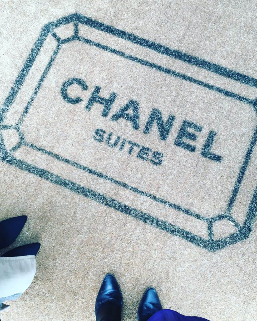 misaki saitoさんのインスタグラム写真 - (misaki saitoInstagram)「CHANEL SUITES💐 . #japan #tokyo #omotesando #chanel #suites #cute #xmas #girls #happy #dayoff #time #instagood  #毎回CHANELはかわいいいい❣️」12月20日 1時11分 - misk_3110