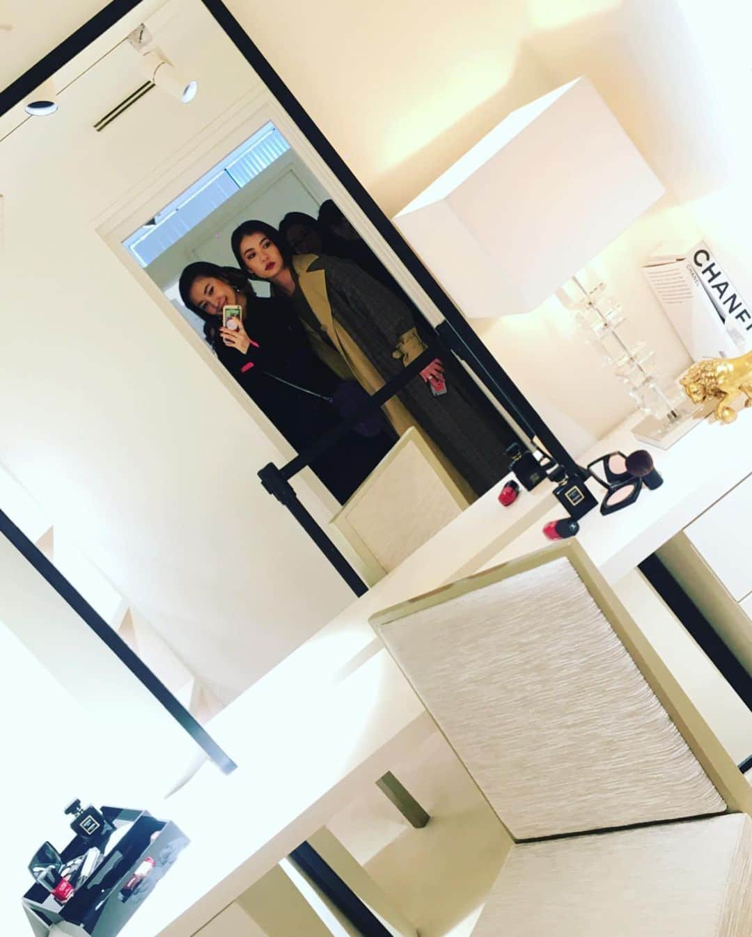 misaki saitoさんのインスタグラム写真 - (misaki saitoInstagram)「CHANEL SUITES💐 . #japan #tokyo #omotesando #chanel #suites #cute #xmas #girls #happy #dayoff #time #instagood  #毎回CHANELはかわいいいい❣️」12月20日 1時11分 - misk_3110