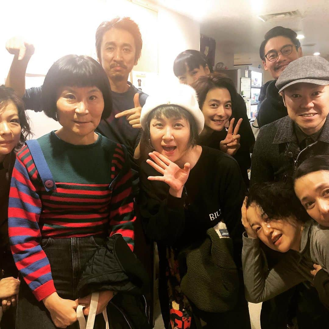 岩井秀人さんのインスタグラム写真 - (岩井秀人Instagram)「インスタにも載せておきます！ 「キレイ」初代のキネコを演じた片桐はいりさんと、カスミを演じた秋山菜津子さん！ 来てるって知らなくて本当に良かった！笑  しかし、20年前にこの作品を見てなかったら、ワタクシはほぼ間違いなく、ここにはいなかったと思われます。 台本も書いてないのかもなあ…  なんか「あの作品に出てる」という実感がなかなか湧かなかったんだけど、このお二人に会ったら何故か実感らしきものが…汗  松尾さんもずっといて、阿部さんも猫背さんも稽古から一緒にいたのに。なんでだろう。本当によくわからん。 現実じゃないのだろうか。  明日くらいに「うっそでーす！岩井！あんたは『キレイ』になんて出てません！」って言われても、かなりスッと納得できそう。  なんなんだこの感覚は！」12月20日 1時07分 - iwaihideto