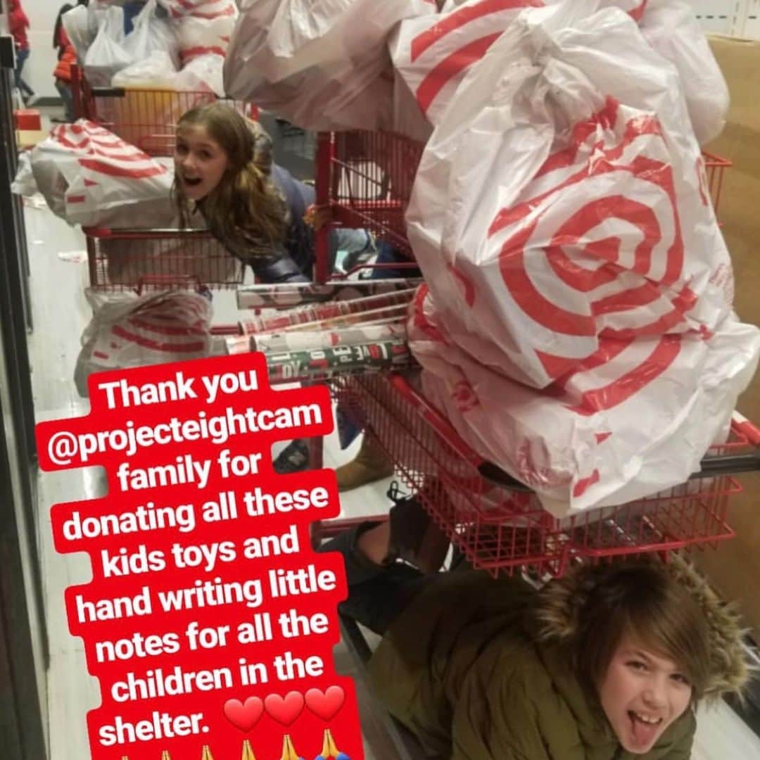 アマンダ・マーフィーさんのインスタグラム写真 - (アマンダ・マーフィーInstagram)「Take a little time this season to warm the hearts of others and donate/volunteer! Even the smallest gesture can still make a big difference! Donate, volunteer at a soup kitchen, buy a meal for some one in need, take a shelter dog for a walk! Soap was the most requested item! I felt great knowing 100s Of people were able to enjoy the simplest pleasures/self care like taking a hot shower and being clean! We take these things for granted every day! Thank you to @annakatsanis for organizing a donation truck full of boxes and bags of toys, 500 care bags to 3 women's shelters and 1 family shelter with 64 families! thank you to the team of people for helping deliver! @colleenrunnemakeup @bennetcoblinerphotography  @emmyrappe @projecteightcampaign @styledbymersi  @abigerl Thank you @cambainc for allowing us to hand out the self care bags and talk to each of the women and for Kensington for letting Project Eight hand out toys. Thank you @styledbymersi for driving us to and from Jersey to pickup the boxes then back to brooklyn then to the city. 🙋Thank you to all the individuals who donated and the companies involved @thisisdaniellej @ninewest @loraccosmetics @sarahsilverofficial @walmart @chuckinnyc @artdeptagency」12月20日 1時16分 - amandajeanmurphy