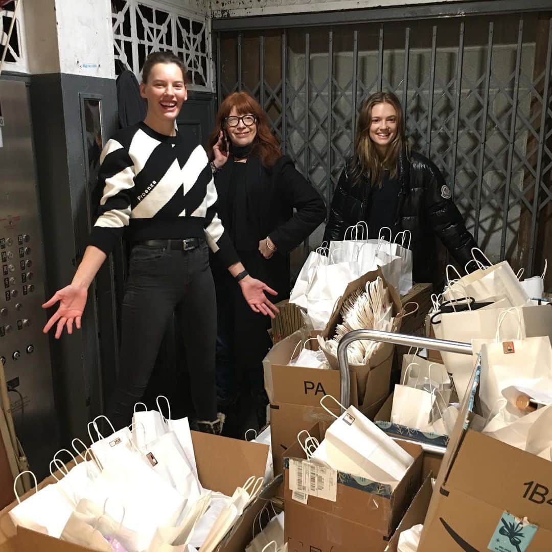 アマンダ・マーフィーさんのインスタグラム写真 - (アマンダ・マーフィーInstagram)「Take a little time this season to warm the hearts of others and donate/volunteer! Even the smallest gesture can still make a big difference! Donate, volunteer at a soup kitchen, buy a meal for some one in need, take a shelter dog for a walk! Soap was the most requested item! I felt great knowing 100s Of people were able to enjoy the simplest pleasures/self care like taking a hot shower and being clean! We take these things for granted every day! Thank you to @annakatsanis for organizing a donation truck full of boxes and bags of toys, 500 care bags to 3 women's shelters and 1 family shelter with 64 families! thank you to the team of people for helping deliver! @colleenrunnemakeup @bennetcoblinerphotography  @emmyrappe @projecteightcampaign @styledbymersi  @abigerl Thank you @cambainc for allowing us to hand out the self care bags and talk to each of the women and for Kensington for letting Project Eight hand out toys. Thank you @styledbymersi for driving us to and from Jersey to pickup the boxes then back to brooklyn then to the city. 🙋Thank you to all the individuals who donated and the companies involved @thisisdaniellej @ninewest @loraccosmetics @sarahsilverofficial @walmart @chuckinnyc @artdeptagency」12月20日 1時16分 - amandajeanmurphy