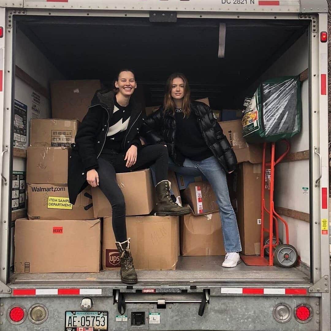 アマンダ・マーフィーさんのインスタグラム写真 - (アマンダ・マーフィーInstagram)「Take a little time this season to warm the hearts of others and donate/volunteer! Even the smallest gesture can still make a big difference! Donate, volunteer at a soup kitchen, buy a meal for some one in need, take a shelter dog for a walk! Soap was the most requested item! I felt great knowing 100s Of people were able to enjoy the simplest pleasures/self care like taking a hot shower and being clean! We take these things for granted every day! Thank you to @annakatsanis for organizing a donation truck full of boxes and bags of toys, 500 care bags to 3 women's shelters and 1 family shelter with 64 families! thank you to the team of people for helping deliver! @colleenrunnemakeup @bennetcoblinerphotography  @emmyrappe @projecteightcampaign @styledbymersi  @abigerl Thank you @cambainc for allowing us to hand out the self care bags and talk to each of the women and for Kensington for letting Project Eight hand out toys. Thank you @styledbymersi for driving us to and from Jersey to pickup the boxes then back to brooklyn then to the city. 🙋Thank you to all the individuals who donated and the companies involved @thisisdaniellej @ninewest @loraccosmetics @sarahsilverofficial @walmart @chuckinnyc @artdeptagency」12月20日 1時16分 - amandajeanmurphy
