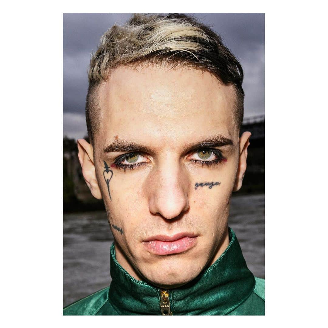 グッチさんのインスタグラム写真 - (グッチInstagram)「@bruce_gilden’s unique photography style reveals singer #AchilleLauro @achilleidol as a face from the #GucciPreFall20 Men’s lookbook. Accessories designed by @alessandro_michele include new #Gucci1955Horsebit and #GucciDionysus shapes in soft and textured leathers. Discover more through link in bio. #AlessandroMichele」12月20日 1時17分 - gucci