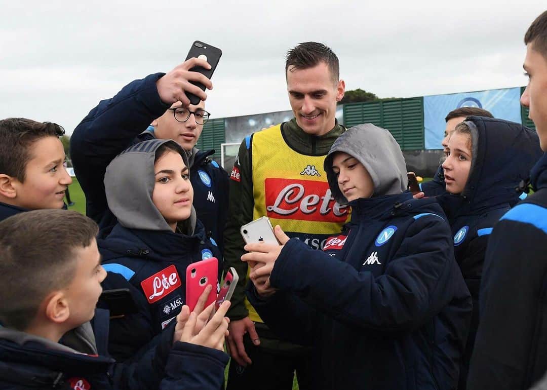アルカディウシュ・ミリクのインスタグラム：「Incontrare i tifosi, soprattutto i più piccoli, e’ sempre una gioia.... #merrychristmas #forzanapoli 🎄 Ps e comunque sono più alti di @driesmertens e @lorinsigneofficial 😂❤️」