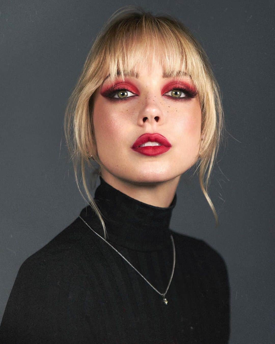 サラ・Xのインスタグラム：「Ya girl needs a bang trim ✂️ I think I might have taken a school photo with this exact pose when I was in like fourth grade. My other account (for women and LGBT+ ONLY) saw it first. If you want to follow it, DM me & I’ll tell you the name!  KEY PRODUCTS:  @sugarpill Love+ shadow @tartecosmetics Chrome Paint Shadow Pot in Fire Dancer @lauramercier Flawless Lumiere Radiance Perfecting Foundation in Creme & Shell @meltcosmetics Muerte palette in Sangre  @hudabeauty Power Bullet lipstick in Promotion Day @ritueldefille The Alchemist has highlight  #hudalipstick #hudabeauty #meltcosmetics #sugarpill #lauramercier #redeyeshadow」