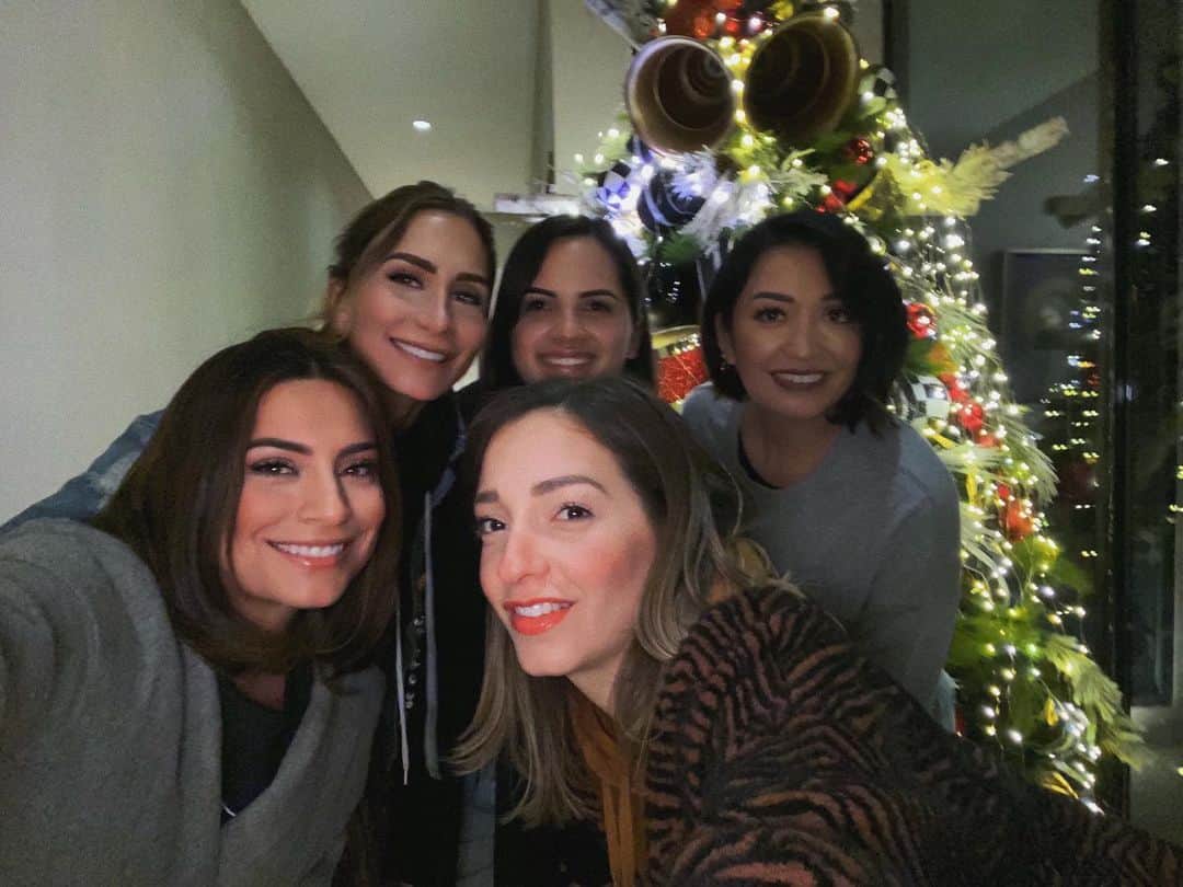 Ana Brenda Contrerasのインスタグラム：「Posadita #LasRiobravas ❤️ las amo!! Toda una vida juntas y lo que falta 💋」