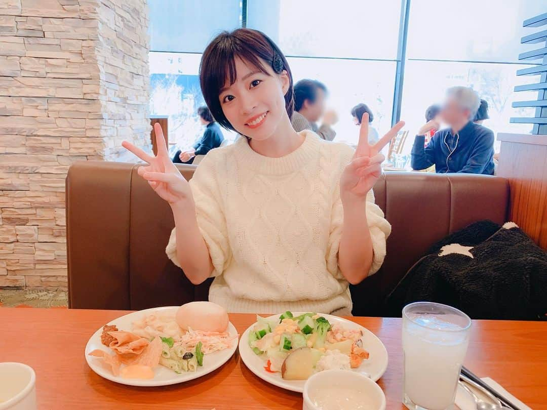 小菅怜衣さんのインスタグラム写真 - (小菅怜衣Instagram)「#シズラー 新宿店🥗💕 未莉ちゃん(( @miri_chaso ))に 連れてってもらいました🙏🏻✨ . 野菜食べたかったからとても満足！！ ホットフードもあるし時間制限もなかったから 3時間も居座っちゃったよ〜( ˙꒳​˙ ) . またもりもり野菜食べたい時に行く！！ . . . . . #sizzler #新宿グルメ #新宿カフェ #新宿ランチ #都庁前 #サラダ #サラダランチ #サラダバー #サラダ🥗  #小菅怜衣 #ドラえもん好きな人と繋がりたい 飲み物は #カルピス」12月20日 1時43分 - kosuge_rei