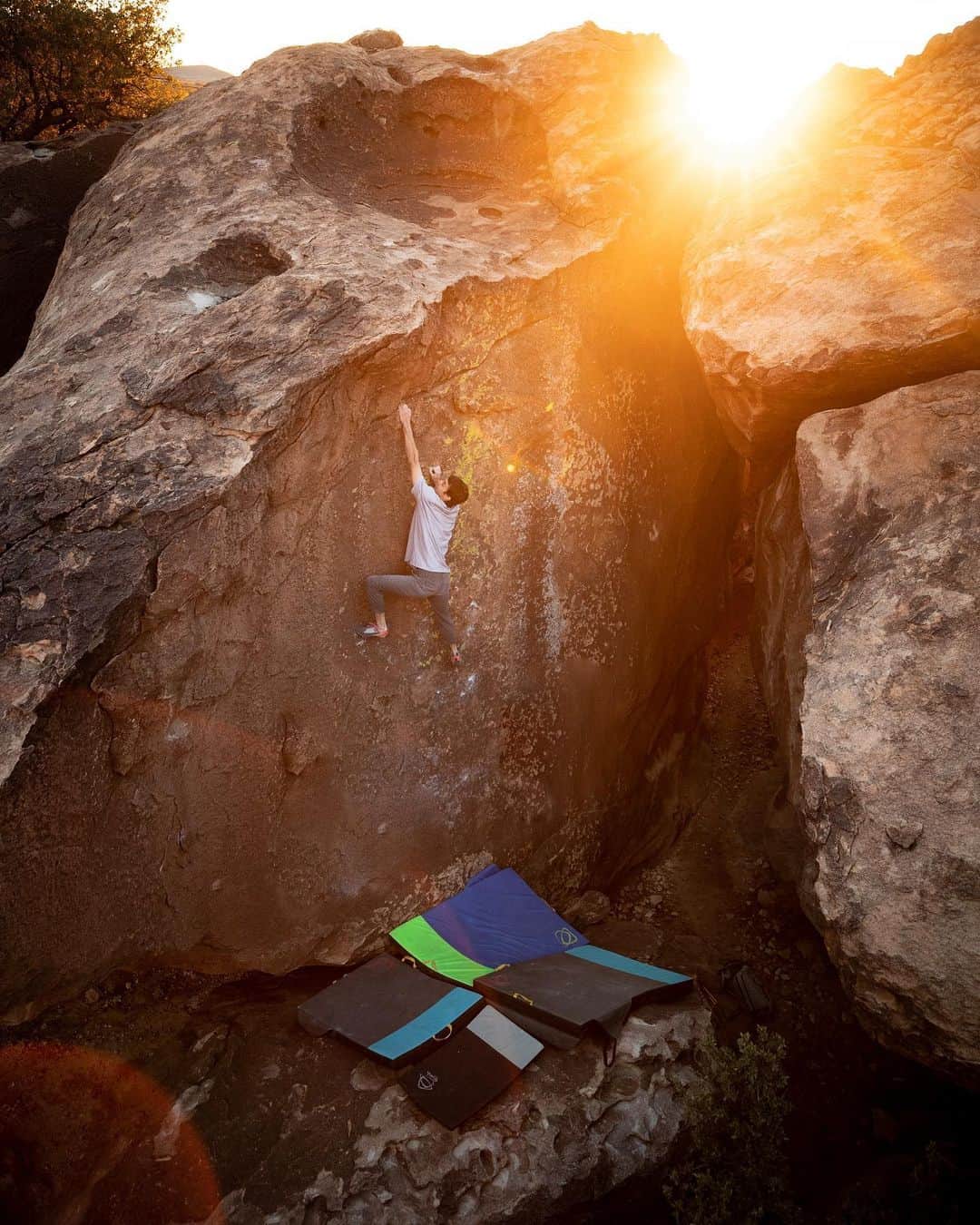 ポール・ロビンソンのインスタグラム：「Climbing until sunset in hueco... Doesn’t get much better than that. Amazing day out with @lizzy.ellison 📸 and @westmountainmedia 🤙🤙🤙 #bouldering #huecotanks #huecotanksbouldering」