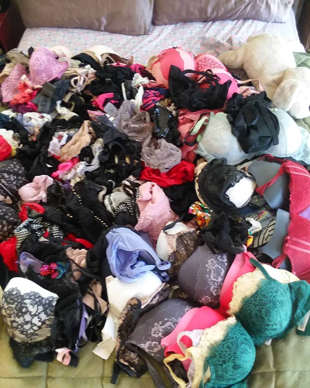 ジェシカ・アシュリーのインスタグラム：「You may have modeled if when you decide to reorganize and take inventory of your lingerie, an entire bed is covered with heaps of it...」