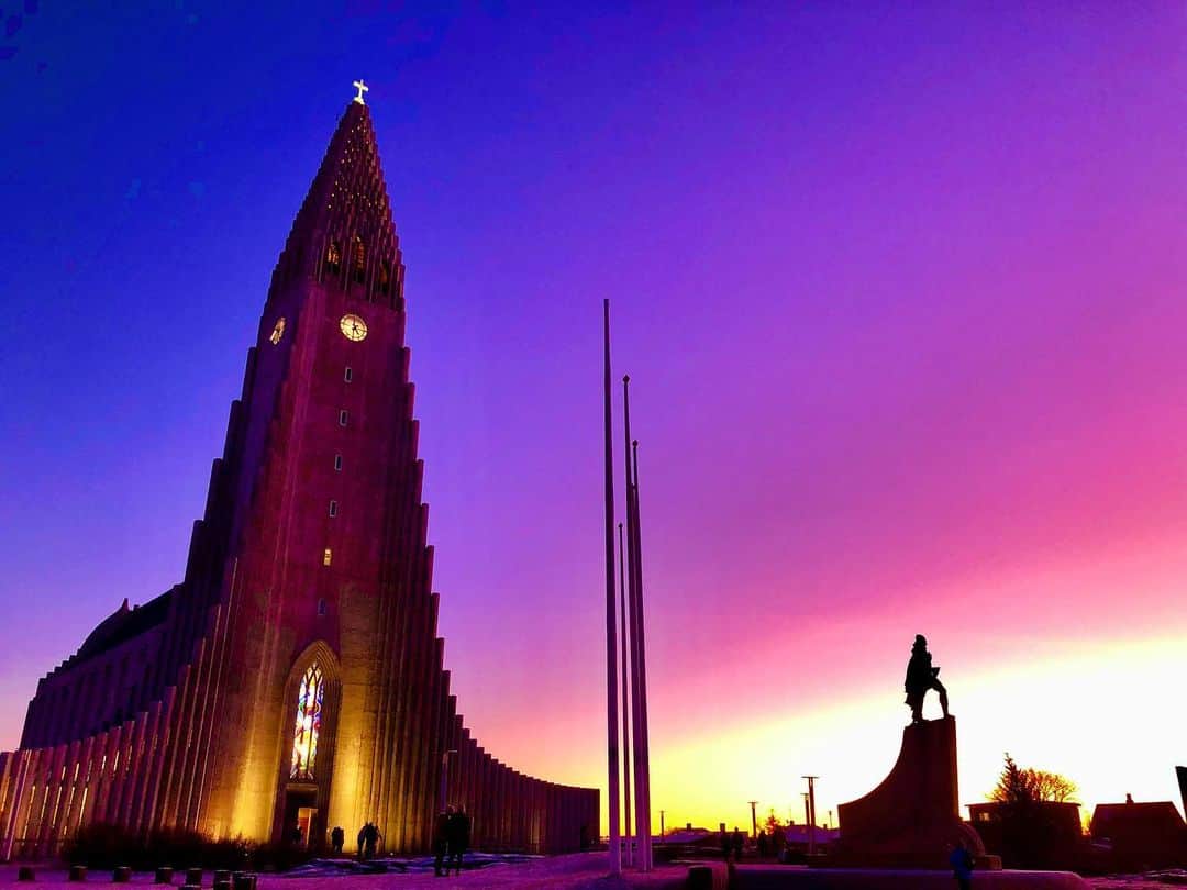 コリン・ドネルのインスタグラム：「Sunset...I think...maybe sunrise in Reykjavík • #tbt #iceland #onlocation」