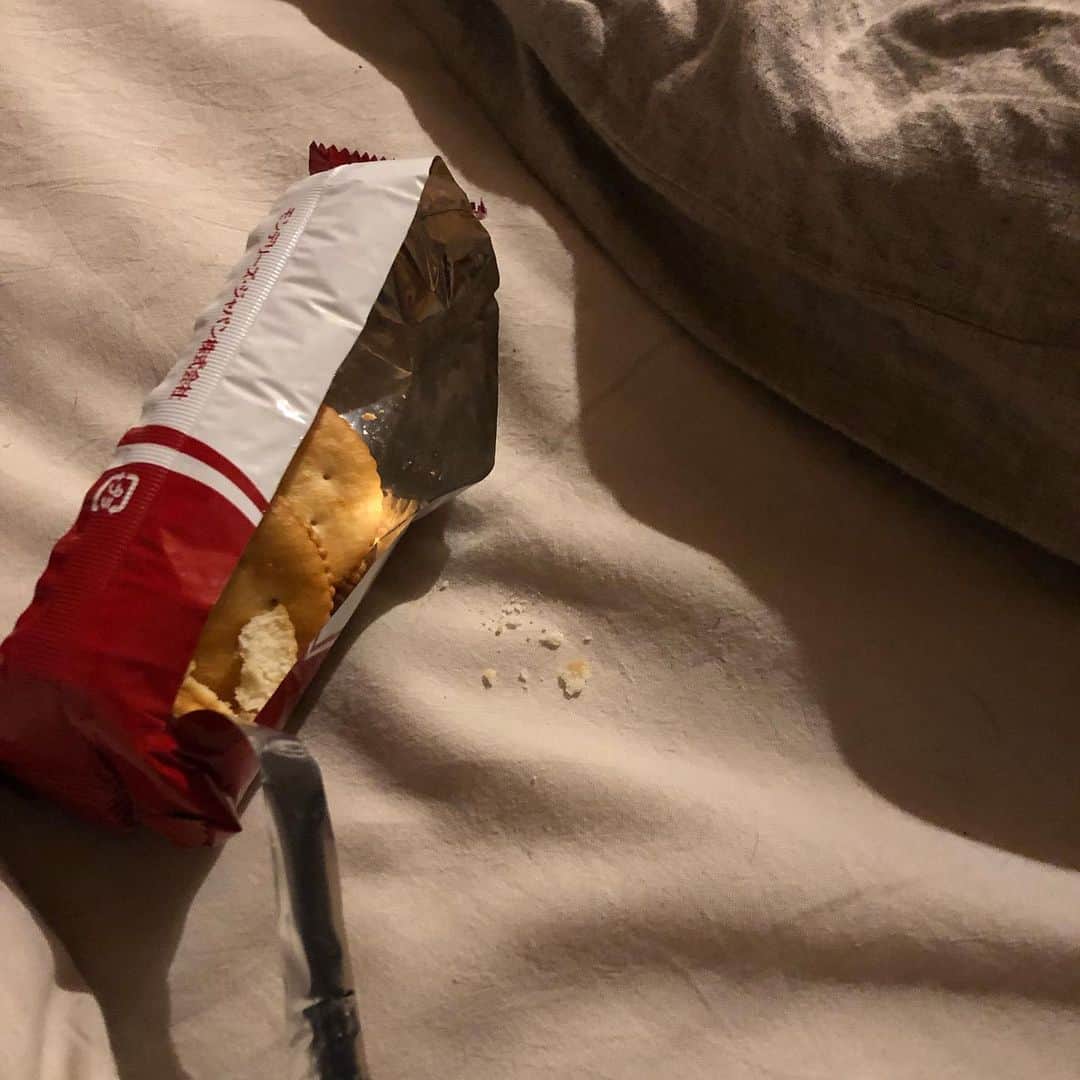 千国めぐみさんのインスタグラム写真 - (千国めぐみInstagram)「ベッドで食べるのが至福なんだよな ベッドで映画見たいし ベッドでなんでもしたい」12月20日 1時59分 - chikunimegumi