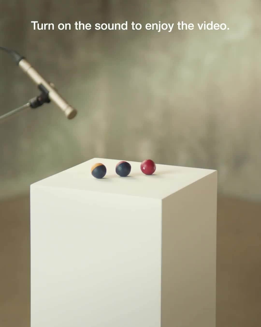 のインスタグラム：「Have you ever noticed how nice rolling dice sound?  #soundofluck #placeyourbets #nomorebets #onaroll #whathappenedinvegas #rounddice  #faubourgofdreams #hermes #petith #asmr  Film by @massimiliano_bomba」