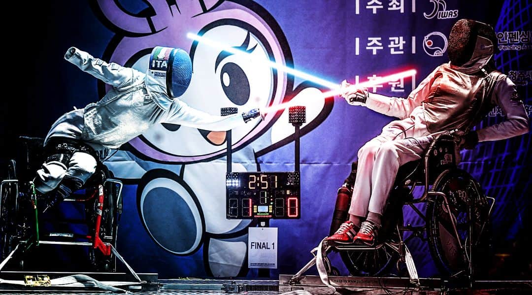 ベアトリーチェ・ヴィオのインスタグラム：「Che la forza sia con me! 🌑⚔ . . @starwars @star_wars_italia #StarWars #TheRiseOfSkywalker #WeelchairFencing #Federscherma」