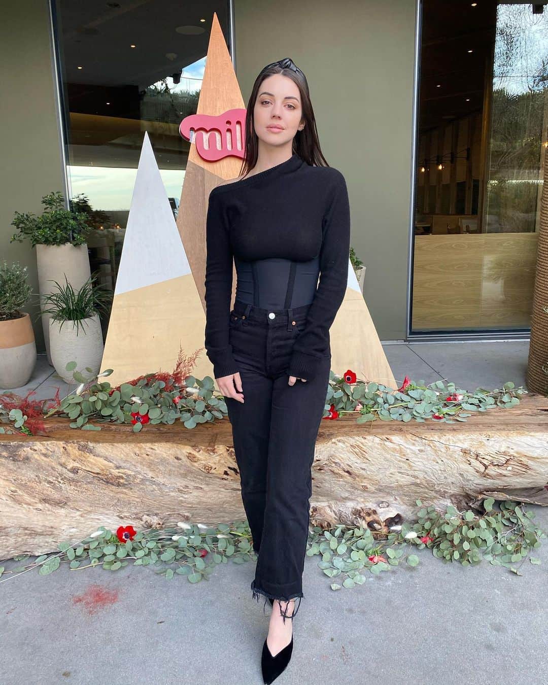 アデレード・ケインのインスタグラム：「Holiday lunch w my babes @milkboutique @posse.la for their new Eco-cashmere!!! 🐐」