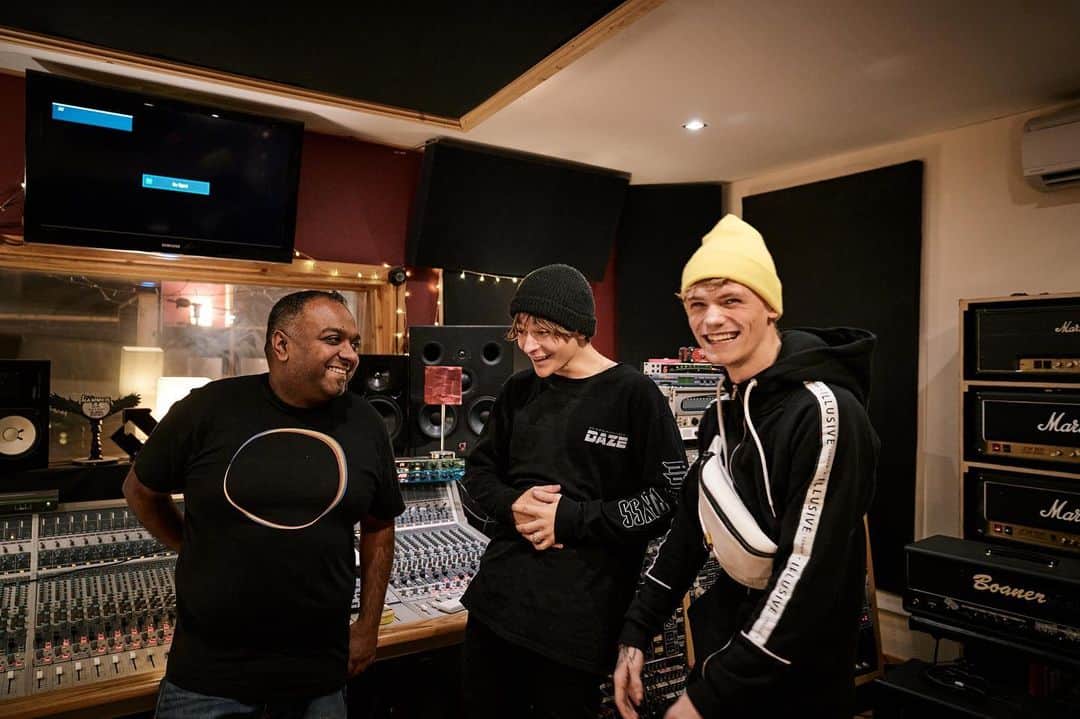 Bars and Melodyさんのインスタグラム写真 - (Bars and MelodyInstagram)「Back in with uncle mesh... @longwaveromesh always a pleasure working with this absolute legend 💜 part of the family... go give him a follow 🔥#meshto10k」12月20日 2時06分 - barsandmelody