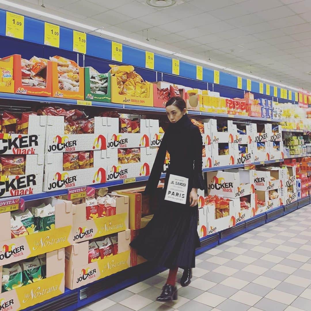 古谷有美さんのインスタグラム写真 - (古谷有美Instagram)「🖤 スーパーではいつだって真剣。 #視線の先は50種類のチーズ #隣の列は一面パスタ  #italy」12月20日 2時07分 - yuumifuruya