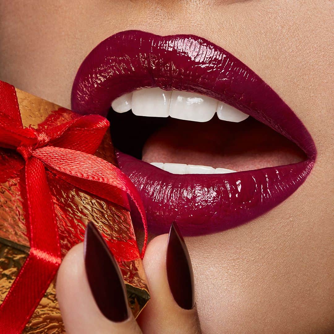 KIKO MILANOさんのインスタグラム写真 - (KIKO MILANOInstagram)「Tis the season to be glossy 💄 ✨ #KIKOMagicalHoliday Vinyl Lip Lacquer 06 - Smart Nail Lacquer 14」12月20日 2時20分 - kikomilano