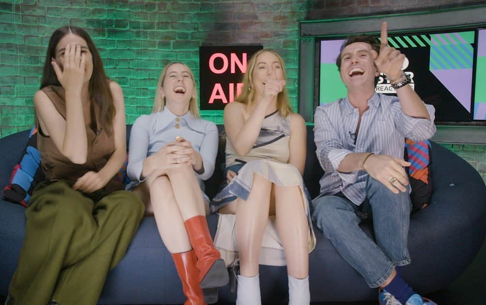 ニック・グリムショーさんのインスタグラム写真 - (ニック・グリムショーInstagram)「I’ve done a really fun show for Radio 1 called Star Reactions with @haimtheband @charli_xcx and @yungblud - watch on R1 YouTube nooowwww - link in me bio xx」12月20日 2時13分 - nicholasgrimshaw