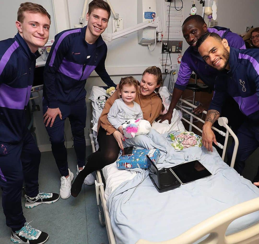 トッテナム・ホットスパーFCさんのインスタグラム写真 - (トッテナム・ホットスパーFCInstagram)「💙 Spreading some festive cheer at Harlow Hospital this afternoon! 🎄 #COYS #THFC」12月20日 2時14分 - spursofficial