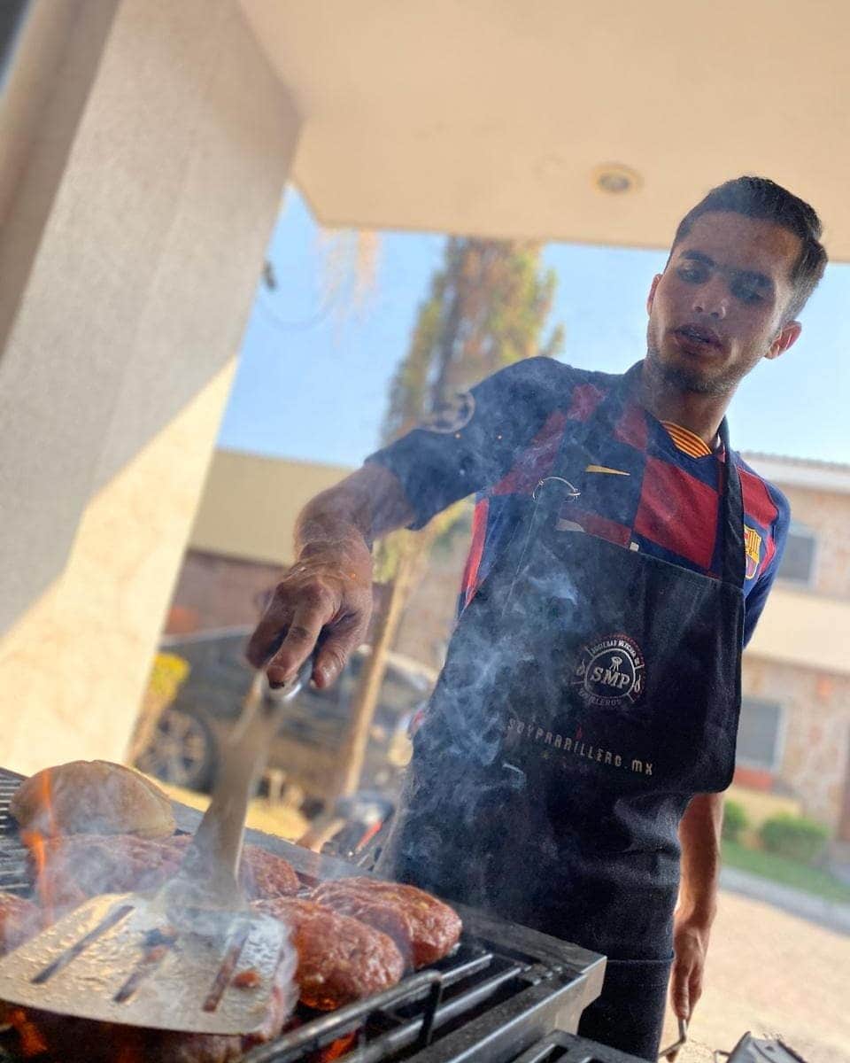 イヴァン・ガルシアのインスタグラム：「Una tarde de hamburguesas al más puro estilo de @soyparrillerotapatio y @victorzaflo.. Siempre es bueno una tarde con amigos.. 🍔🍔」