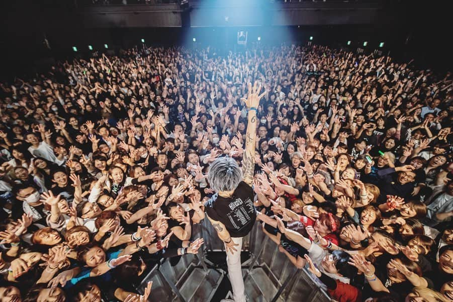 雅-MIYAVI-さんのインスタグラム写真 - (雅-MIYAVI-Instagram)「Tokyo was LIT!!!!! 东京最热🔥🔥🔥🔥東京、最高の景色とグルーヴをありがとう！！！！さすがホームグラウンド、熱とパワーをバシバシ受け取りました！！！！楽しかったね😃あと、LDH 移籍発表もビックリさせちゃったかなと思いますが、俺は別に何も変わらないよ。ていうか、今まで変わりまくってきたし（笑）これからも、変わらずに、進化していくのみ。一歩ずつ積み重ねて、更なる高みへ。共にいこう。さあ、次は、ラスト、大阪！！！！やったるで🤘🏻#Repost @miyavi_staff “NO SLEEP TILL TOKYO” World Tour 2019 JAPAN🇯🇵 Day 5 12.18 #Tokyo @zepp_divercitytokyo ご来場の皆様ありがとうございました！🙏Next Up! Day 6 JAPAN LEG FINAL🔥12.21 #Osaka @zepp_bayside  Photo By: @mikeyboiiiiii  #MIYAVI #NoSleepTillTokyo #NSTT #UnderTheSameSky #MYVCREW」12月20日 2時22分 - miyavi_ishihara