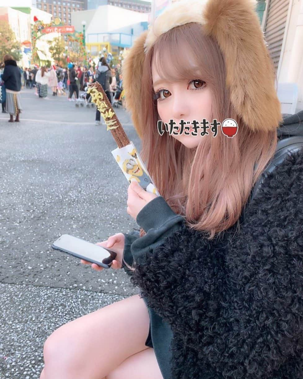 結城里華さんのインスタグラム写真 - (結城里華Instagram)「_ _ もぐもぐチュロス👻🍌🍫 _  #tokyo #shinjuku #kabukicho #東京 #新宿 #歌舞伎町 #韓国 #韓国ファッション #ヘアメイク #ヘアセット #bts #army #한국 #일본 #도쿄 #보라해 #キャバクラ #キャバ嬢 #金髪 #louisvuitton #chanel #make #followme #ユニバ #usj」12月20日 2時30分 - yuuki_rika