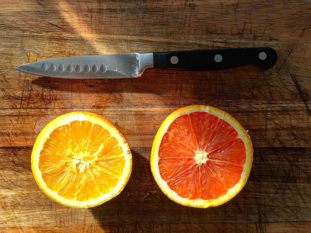 ケリスのインスタグラム：「Valencia oranges vs Cara Cara oranges... i’ll take both! It is an absolute need for me to start my days with fresh squeezed oj. How do you like to start your day?」