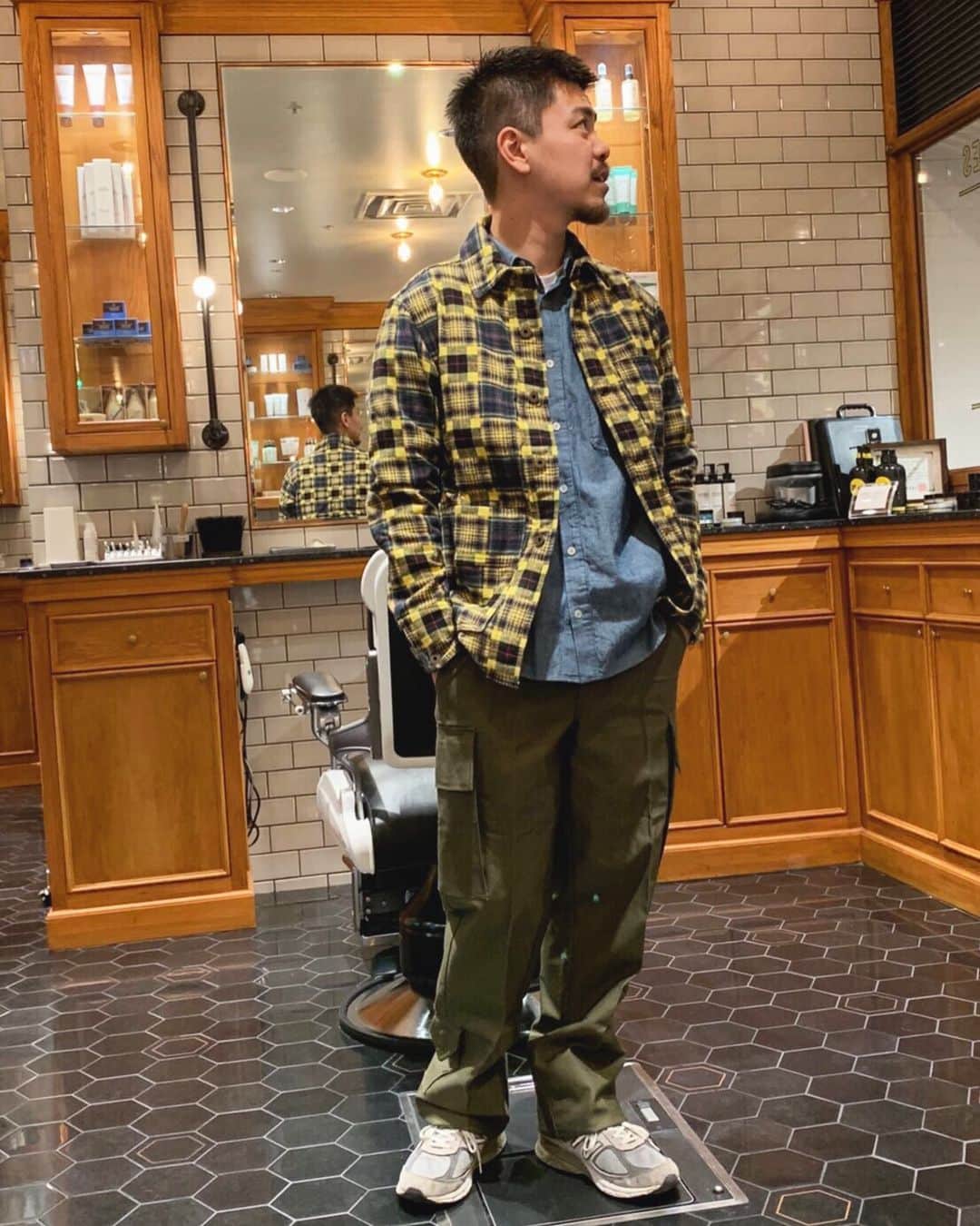 のインスタグラム：「FSC STAFF STYLE - DAIMARU SHINSAIBASHI  CHORE JACKET : FREEMANS SPORTING CLUB  SHIRTS: FREEMANS SPORTING CLUB  PANTS: DEAD STOCK DUTCH ARMY  #freemanssportingclub #menswear #fscosaka #fscdaimarushinsaibashi #fsctokyo #fscginza #aw19 #barbershop #nyc #shinsaibashi #dailylook #simplefit #大丸心斎橋」