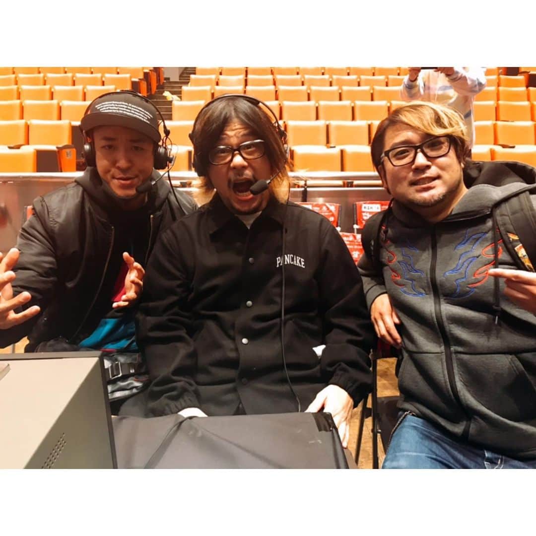 マキシマム ザ ホルモンのインスタグラム：「昨日、後楽園ホールで行われた高橋ヒロム選手(新日本プロレス)の復帰戦を、このラインナップで実況してきました………というのは全くの嘘で💦  全試合終了後、"ワールドプロレスリング"のスタッフさんの粋な計らいで放送席に座らせてもらって興奮してたら、同じく観戦に来てたファンキー加藤とBase Ball Bearの堀之内(Dr,Cho)もやって来た！の図。  昨年7月の試合で首に大ケガをおって休業を余儀なくされたヒロム選手。 昨年8月に首のヘルニアでライブ活動休止した俺。  八王子をバックグランドに持つ2人が、ほぼ同じ時期に首を負傷する数奇な運命。  俺がヘルニア手術から退院後、真っ先に向かったのは入院中のヒロム選手の所。 その日から、リングとステージに再び立つ姿をお互い見届けることが2人の目標になり、リハビリ期間中はコンディションや近況などの連絡を取り、気持ちを高め合い、励まし合い、俺は今年6月に復帰。そしてヒロム選手は昨日迎えた1年5ヵ月ぶりの試合。  あんなに緊張感もって見た試合は今までなかったけど、勝敗うんぬんではなく、熱狂と興奮のベストバウトだった！  最高の刺激をありがとう！ またここから一緒に頑張ろうぜ！  byダイスケはん  #njpw #新日本プロレス #高橋ヒロム #ファンキー加藤 #baseballbear #ワールドプロレスリングの副音声で愉快な仲間たちとのプロレス中継いかがでしょうか #今週2回目のファンキー加藤 #後楽園ホールでも安定の加藤いじり #ヒロム選手の試合の時より試合後の加藤いじりへのツッコミの方がデカイ声を張り上げてた加藤さん #一緒に観に行ったローリングクレイドル福島さんと俺の興奮度がMAXに達した瞬間が生中継にバッチリ映ってたと友人からタレコミ」